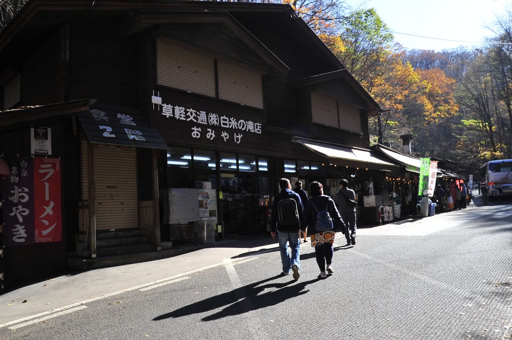 ร้านค้าร้านอาหารที่น้ำตกชิราอิโตะ Shiraito Falls